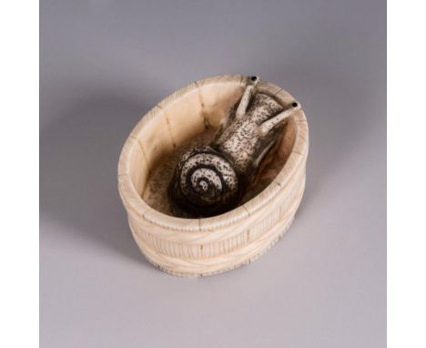 Elfenbein Netsuke - Schnecke im Bottich    Signiert.                    H 2 cm.                Ovaler Holzbottich, in dem ein