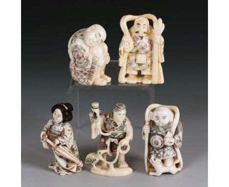 5 kleine Elfenbeinschnitzereien    China.        Signiert.                    H ca. 5 cm.                3 figürliche Netsuke