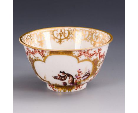 Barocke Kumme mit Chinoiseriemalerei    Meissen.        Ungemarkt, um 1735, Vergolderzeichen "K.".                    Polychr