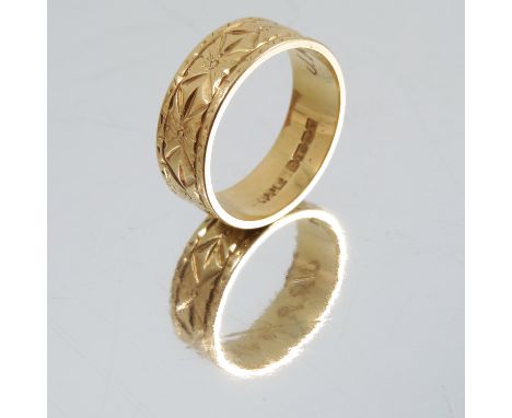 An 18 carat gold patterned wedding ring, 8.3g gross