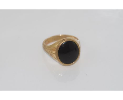 Vintage 9ct yellow gold and onyx ring weight: approx 10.1 grams, size: approx V-W/10-11