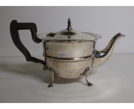 Sterling silver teapot hallmarked Sheffield 1906, 453 grams (total weight)