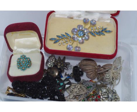 Quantity of vintage brooches, earrings etc including silver