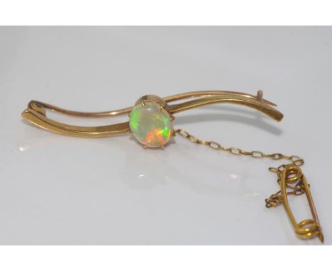 Good 15ct yellow gold and solid opal brooch weight: approx 3.5 grams