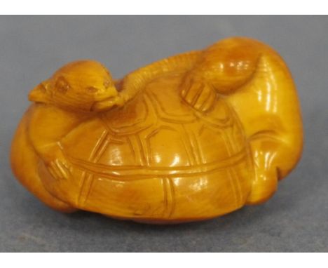 Antique Japanese rats & tortoise ivory netsuke C1920. Signed to base, this item may not be exported without CITES documentati