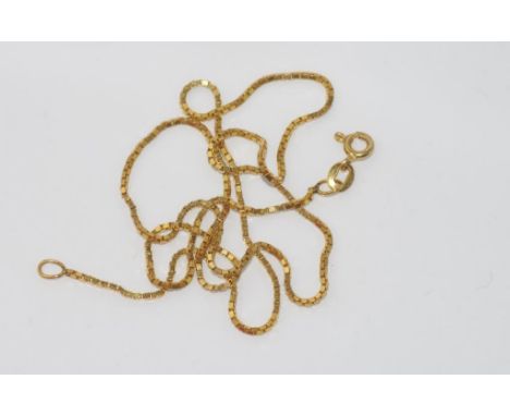 18ct yellow gold box chain weight: approx 2.8 grams, size: approx 43cm length