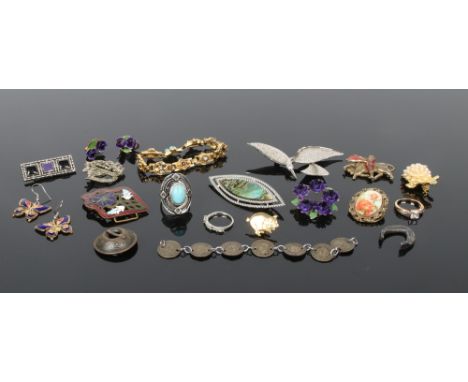 A box of costume jewellery and vintage brooches including a silver ring, clip on earrings etc.