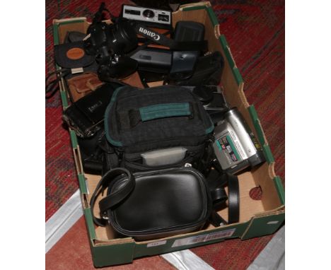 A mixed lot of vintage cameras including Kodak EK100 instant camera.