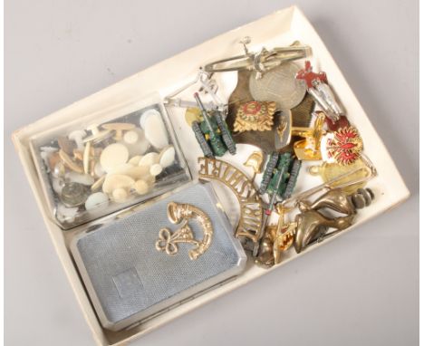 A quantity of vintage collectables including shirt buttons, cufflinks, military badges, stick pins etc.