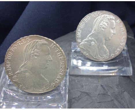 ZWEI MARIA THERESIEN TALER, Silber (silbergetestet, Gesamtgewicht 58 g). 3/4- Portrait Kaiserin Maria Theresias mit Diadem un