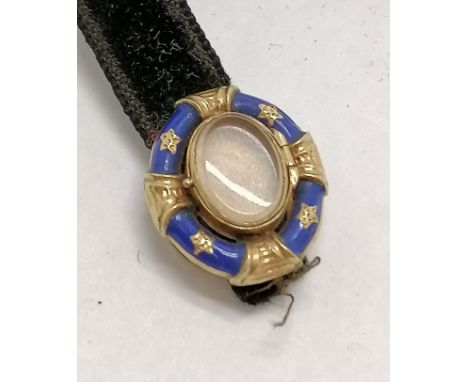 Antique unmarked 18ct gold buttonhole locket with enamel detail &amp; hinged glass - 1.2cm long &amp; total weight (inc ribbo