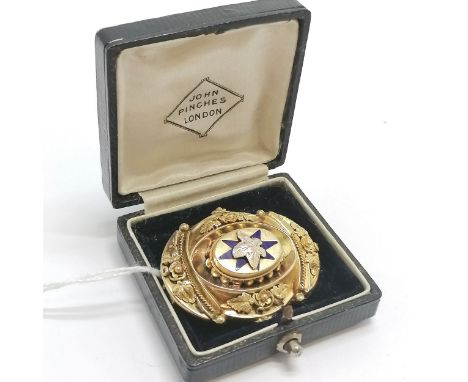 Antique yellow metal &amp; unmarked gold enamel detail brooch - 4cm across &amp; 9.1g total weight &amp; in a John Pinches Lo