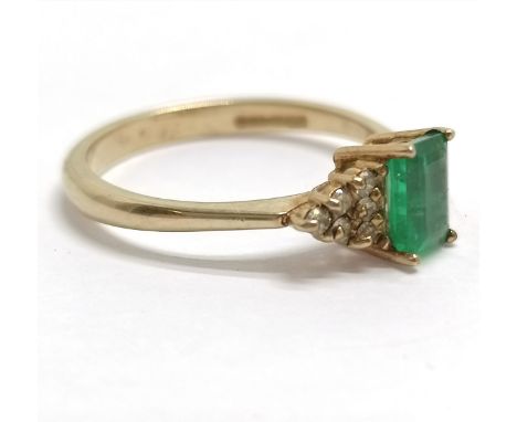 9ct hallmarked gold emerald &amp; diamond (12) ring - size N &amp; 2.2g total weight 