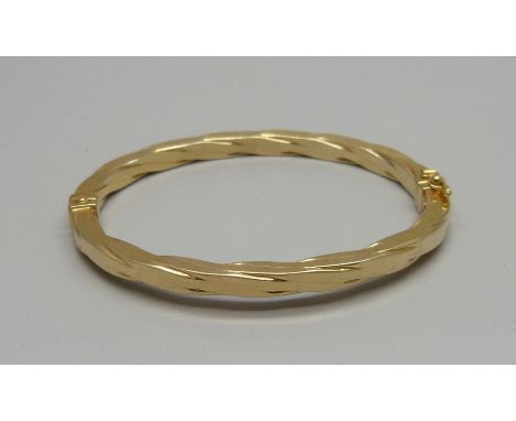 A 9ct gold bangle, 7.9g 