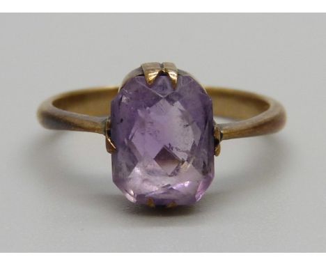 A 9ct gold and amethyst ring, 2.1g, M 