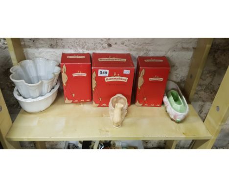 SHELF LOT OF OLD MOULDS, PLANTERS AND MODERN BUNNYKINS