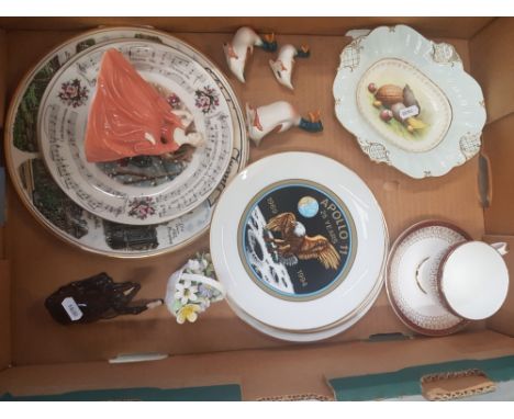 A mixed collection of ceramic items to include Hammersley cabinet tray, decorative wall plates, coalport figure, Beswick lyin