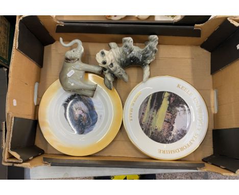 A mixed collection of ceramic items to include an Aynsley Orchard Gold cabinet plate, other decorative wall plates, Midwinter