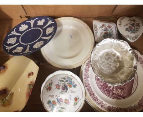 A mixed collection of ceramic items to include Kutani Crane trinket boxes, jasperware wall plate, Aynsley Orchard Gold vase e