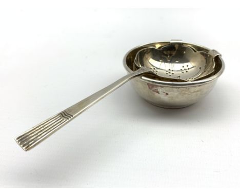 Silver tea strainer and stand, Sheffield 1962 2.9oz Condition Report & Further Details Click here for further images, conditi