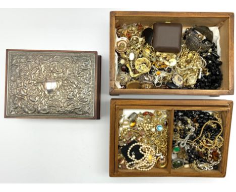 Large collection of vintage costume jewellery and silver mounted wooden jewellery box by Carr's of Sheffield Ltd, Sheffield  