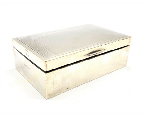Silver cigarette box with engine turned cover W14cm Birmingham 1951 Condition Report & Further Details Click here for further