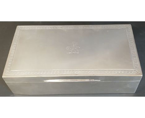 George V silver cigarette box, Walker &amp; Hall Sheffield 1934, with Greek Key pattern and engraved lion crest to lid, 17.5c