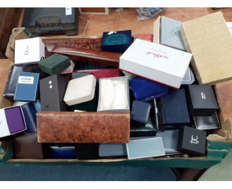 A super useful lot of mixed vintage and modern empty jewellery boxes.  A substantial quantity of very handy boxes including a