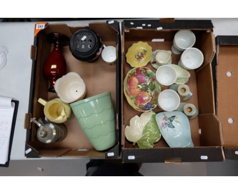 A mixed collection of items to include late Carltonware, Grimwade items etc (2 trays)