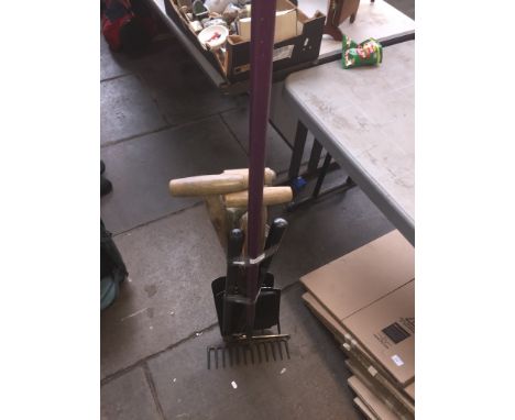 A BUNDLE OF GARDEN TOOLS