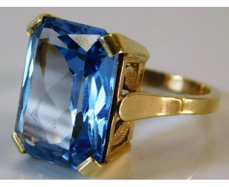 A 9ct gold ring set with large topaz 6.6g size L