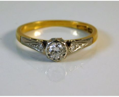 An 18ct gold ring with platinum mounted diamond of approx. 0.15ct 2.1g size K/L