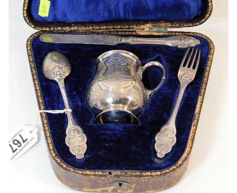 A Henry Wilkinson &amp; Co. Sheffield cased silver christening set 185g, fault to box hinges