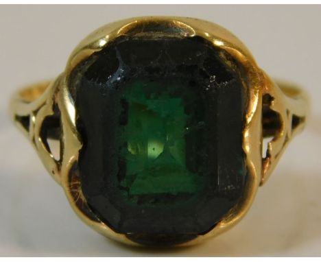 A yellow metal antique ring with green stone 4.3g size Y/M