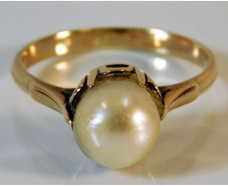 A yellow metal ring set with cultured pearl 2.9g size Q/R