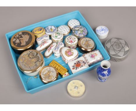 A tray of assorted trinket boxes, mainly porcelain including Chokin and Dell Prado etc. 