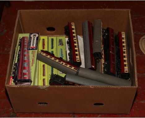 A collection of mainly oo gauge scale model coaches, M34000, 80532, 2401 examples to include Rosebub Kitmaster OO and HO gaug