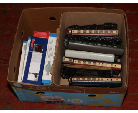 A collection of mainly oo gauge scale model coaches 22357, M4330, M5709 examples to include premium HO scale silver series ro