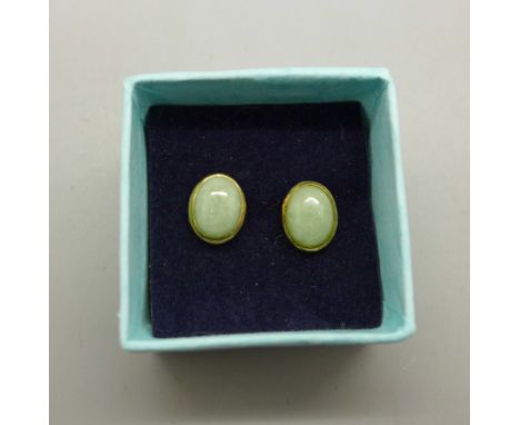 A pair of 9ct gold and jade earrings, 1.6g 