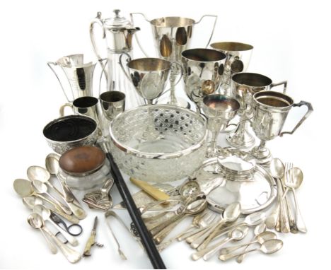 λA mixed lot, comprising silver items: a Chinese two handled trophy cup, by Wang Hing, a capstan inkwell, Birmingham 1914, a 