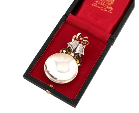 By Stuart Devlin, a modern parcel-gilt silver and enamel commemorative caddy spoon, London 1986, limited edition number 38, c