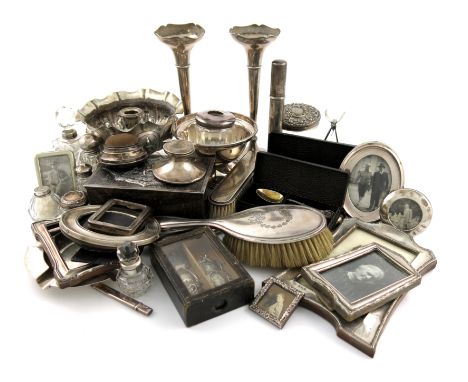 A mixed lot of silver items, comprising: an Edwardian silver watch stand, by William Hutton and Sons, London 1902, modelled a