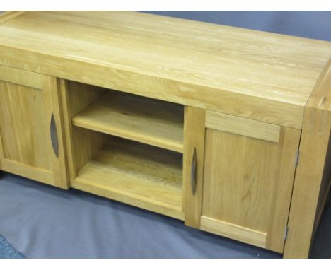 MODERN LIGHT OAK SIDEBOARD, 64cms H, 137cms L, 52cms D