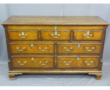 OAK LANCASHIRE MULE CHEST, the lift-up top crossbanded in mahogany, having interior storage space and an arrangement of five 