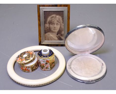 SMALL COLLECTABLES PARCEL to include a Victorian ivory bangle, a white metal powder compact decorated in relief with figures 