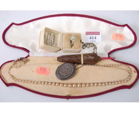 Mixed lot, to include gilt metal paste set ring, silver picture locket on finelink neck chain, faux pearl necklace, and a car