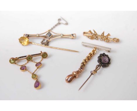 Assorted principally circa 1900 yellow metal bar brooches and tie-pins, to include seed pearl set double bird safety pin exam
