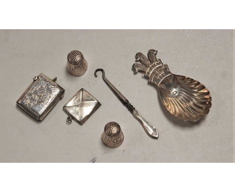 A small collection of miscellaneous silver items, to include an Edwardian silver vesta with foliate engraved decoration, a mo
