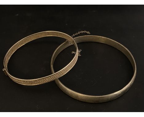A white metal bangle with a 925 bangle