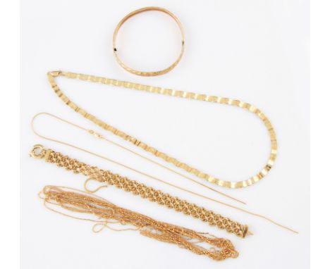 A lot to include a 9ct yellow gold collarette, hallmarked for Sheffield with CCM, a 9ct yellow gold woven link bracelet, hall